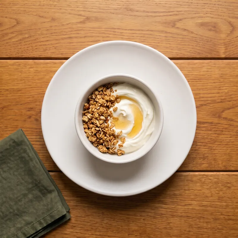 Fromage blanc fermier au miel du 11e et granola croustillant maison, vu de dessus