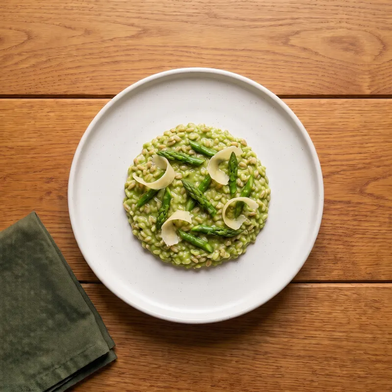 Risotto d'épeautre aux asperges vertes et vieux comté, vu de dessus