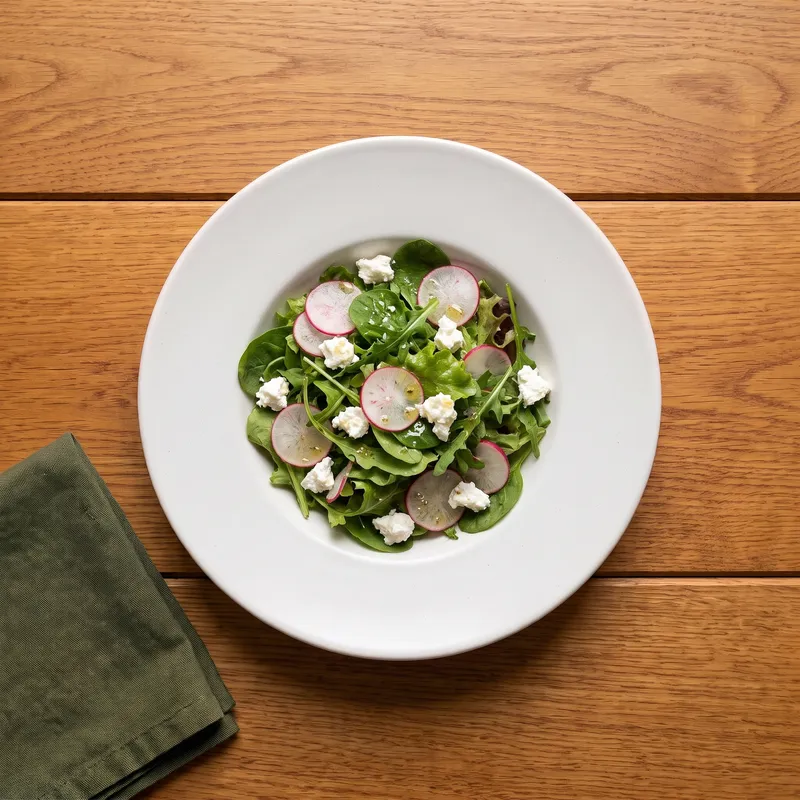 Salade de jeunes pousses et radis croquants, vu de dessus