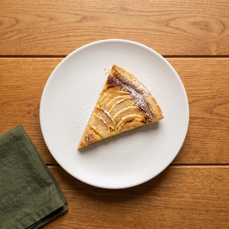 Tarte fine aux pommes et caramel au beurre salé, vu de dessus